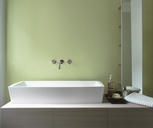 Zielona ściana w purystycznej łazience