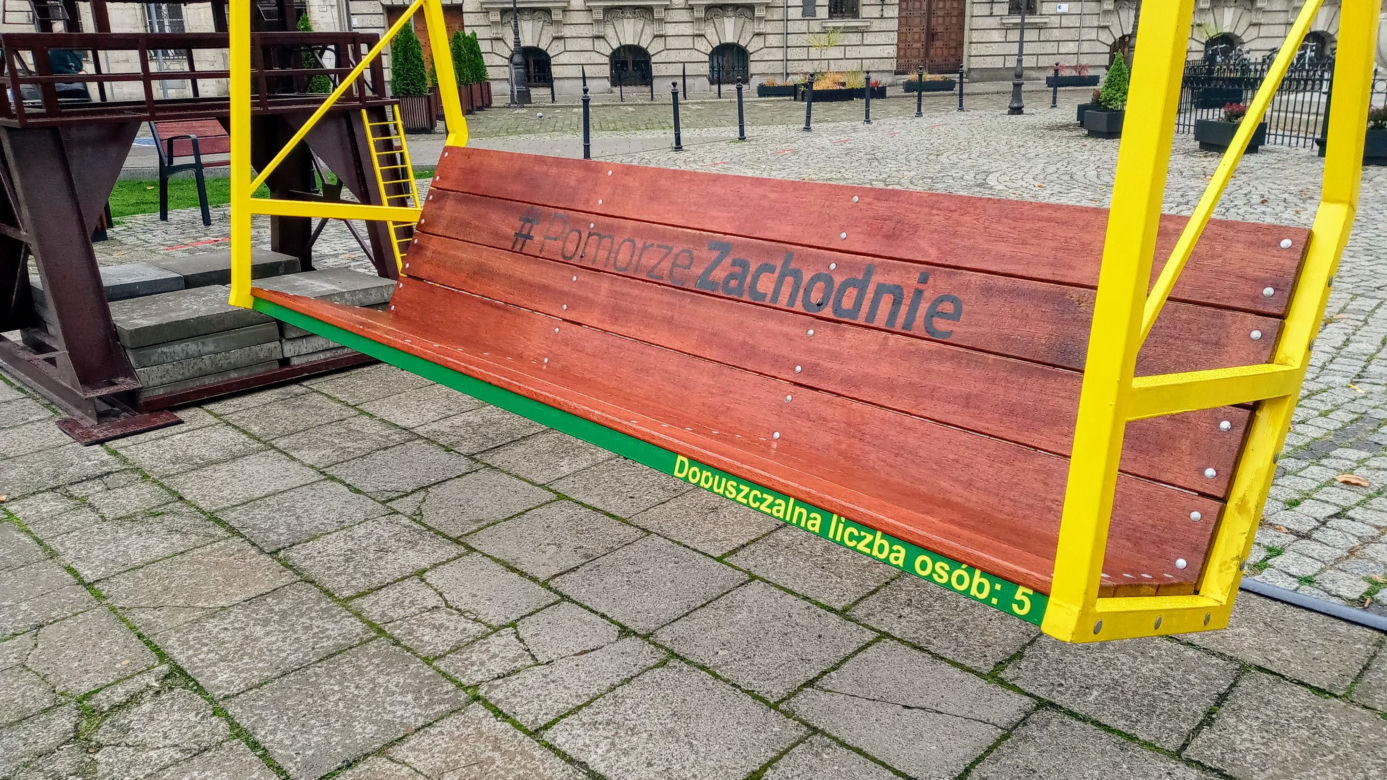 "Dźwigozaurowa" huśtawka stanęła na placu Orła Białego