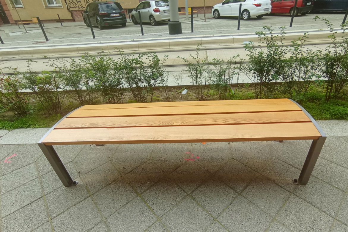 "Wysyp" ławek na ulicy Boguchwaly
