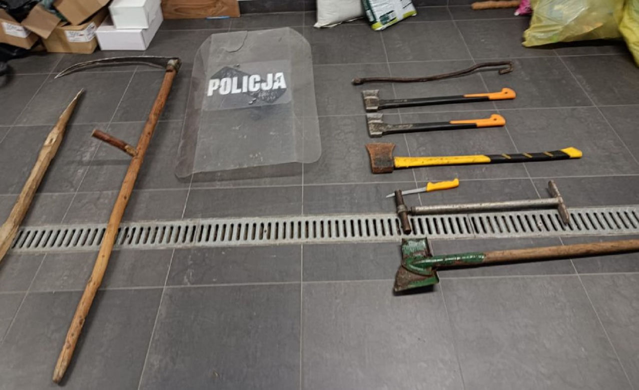 Gmina Pruchnik. Bracia zaatakowali siekierami policjantów [GALERIA]