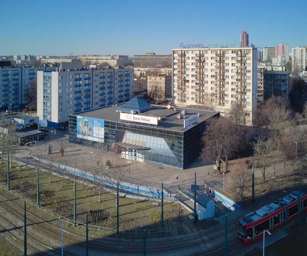 Budynek Banku Pekao przy ul. Chorzowskiej 1 w Katowicach na tle bloków. O nowej inwestycji przeczytasz w Architektura.