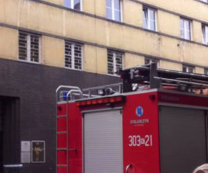 Kraków: Młoda kobieta skoczyła z okna przy ul. Pomorskiej. Spadła na skokochron [AUDIO]