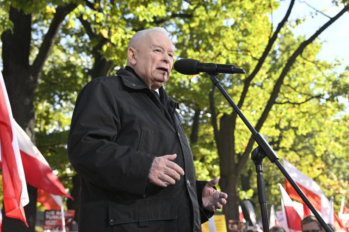 Jarosław Kaczyński w trakcie protestu przed Trybunałem Konstytucyjnym