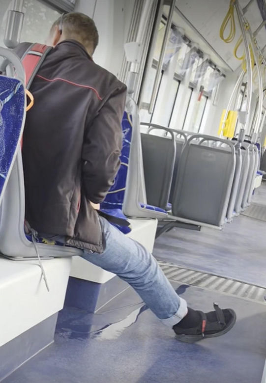 Oddał mocz w toruńskim tramwaju. Wszystko się nagrało