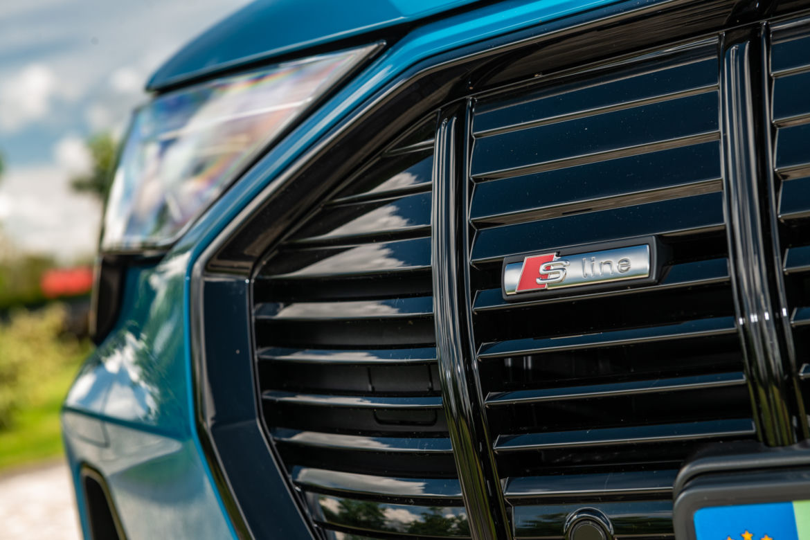Audi e-tron Sportback 55 quattro S line (Antigua Blue)