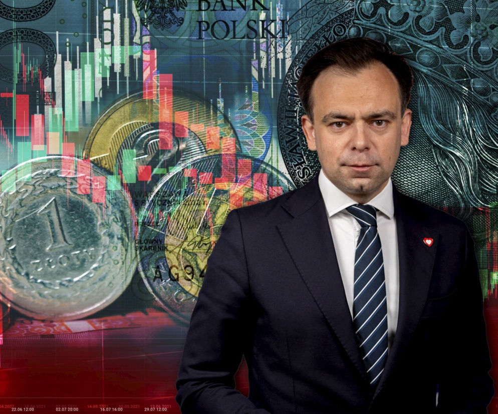 Andrzej Domański na tle wykresów giełdowych i monet, symbolizujących rosnące zadłużenie Polski. Kontekst dotyczy alarmujących danych Ministerstwa Finansów i prognoz dla finansów publicznych, o czym czytasz na Super Biznes.