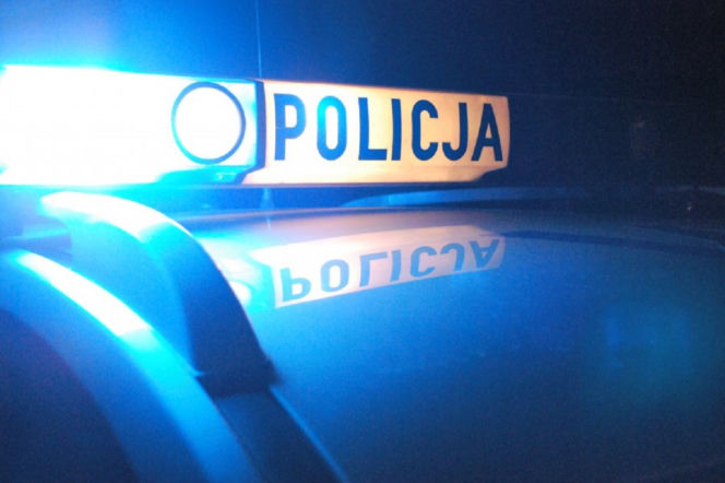 Napis Policja na niebieskim sygnale świetlnym radiowozu. O zatrzymaniu prokuratora na A4 pisze Eska Rzeszów.
