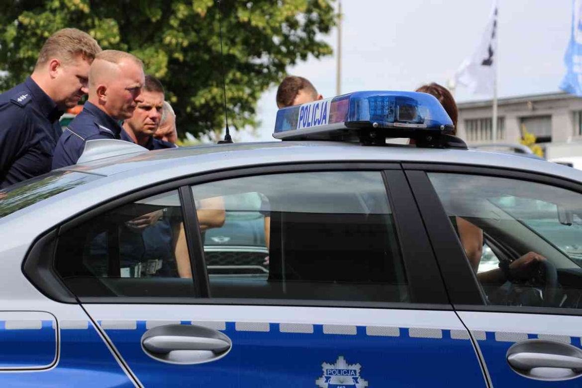 Policjanci przechodzą szkolenia z jazdy oznakowanymi BMW serii 3