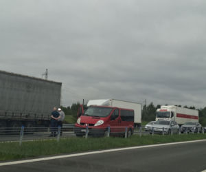 Ciężarówka blokuje przejazd obwodnicą Wąchocka