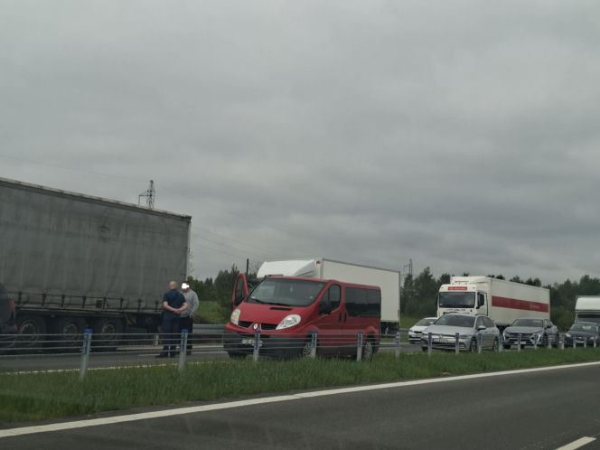 Ciężarówka blokuje przejazd obwodnicą Wąchocka