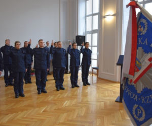 Nowi policjanci na Podkarpaciu. 5 policjantek i 12 policjantów złożyło ślubowanie [FOTO]