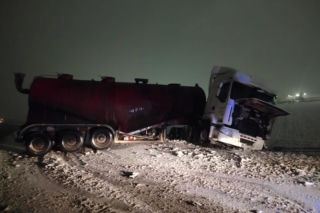 Leszno pod śniegiem. Kolizje na drogach i opóźnienia autobusów [ZDJĘCIA]