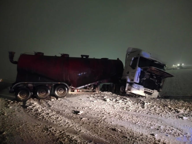 Leszno pod śniegiem. Kolizje na drogach i opóźnienia autobusów
