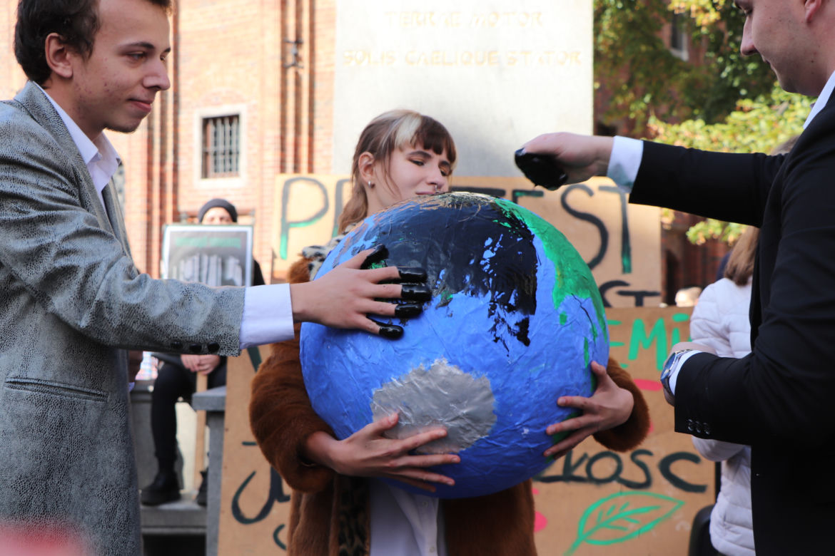 Młodzieżowy Strajk Klimatyczny w Toruniu. Protestowali przeciwko rządowi i korporacjom
