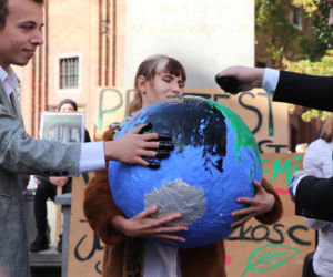 Młodzieżowy Strajk Klimatyczny w Toruniu. Protestowali przeciwko rządowi i korporacjom
