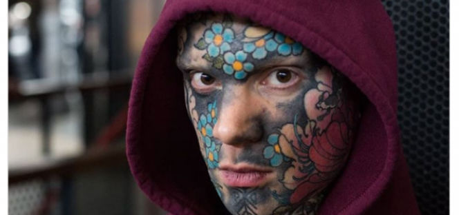 Wygląda jak Popek, a uczy dzieci! Ma wytatuowaną nawet twarz 