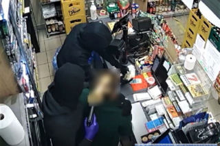 Napadali na sklepy z pistoletem i maczetą. Wrocławscy policjanci rozbili groźny gang [WIDEO]