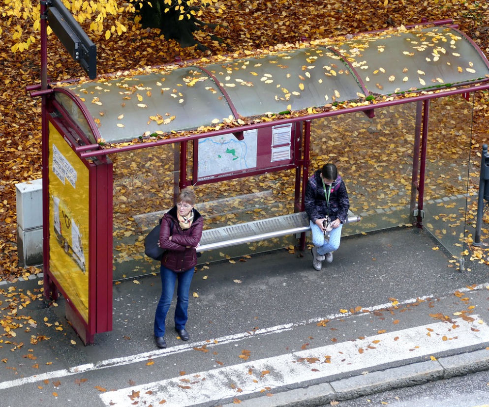 Leszno: Seniorka zostawiła wielkie pieniądze na przystanku autobusowym! Tajna akcja zakończyła się dramatem