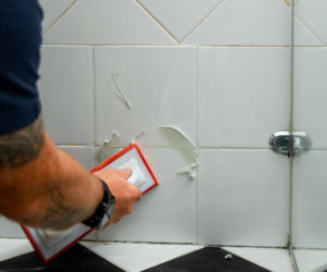 Jak poprawnie usunąć starą fugę i silikon oraz nałożyć nowy? Murator Remontuje