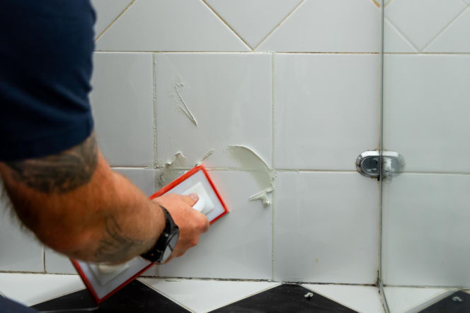 Jak poprawnie usunąć starą fugę i silikon oraz nałożyć nowy? Murator Remontuje