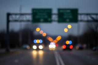 Dramatyczny pościg w Chojnowie. Jak kierowca ranił dwóch policjantów?