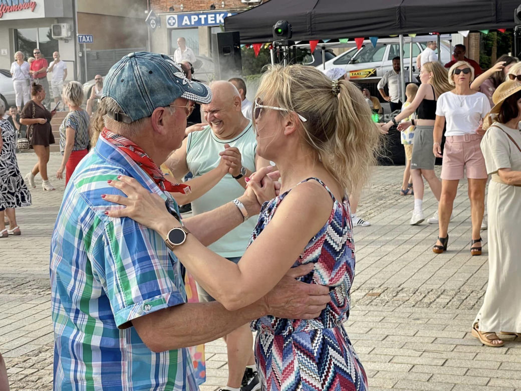 POTAŃCÓWKA NA RYNKU. Tak bawią się mieszkańcy Starachowic