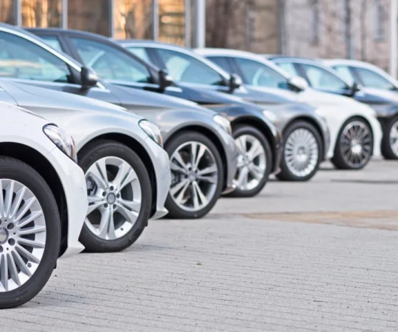 Darmowe ogłoszenia samochodowe – jak sprzedać auto w sieci?