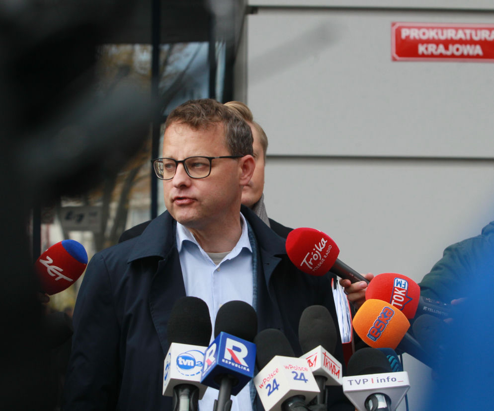 Marcin Romanowski przed Prokuraturą Krajową mówi do mikrofonów dziennikarzy. O śledztwie przeczytasz na SE Polityka.