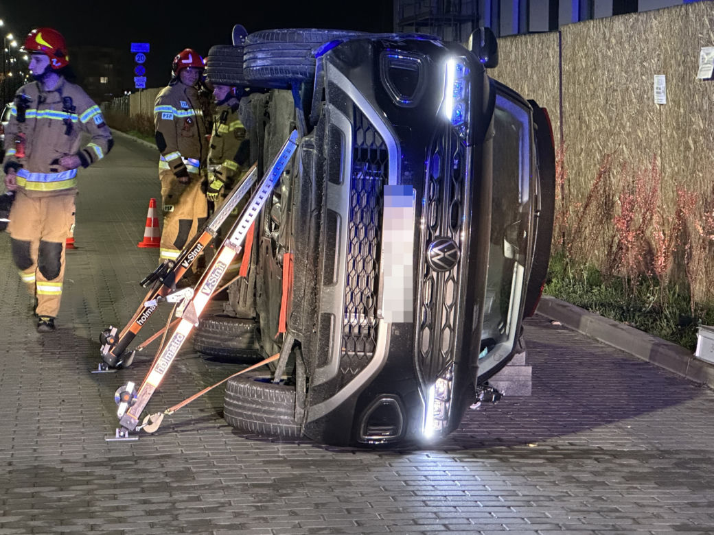 Pijana policjantka wiozła autem dzieci. Jej samochód wylądował na boku. Funkcjonariuszka została zawieszona