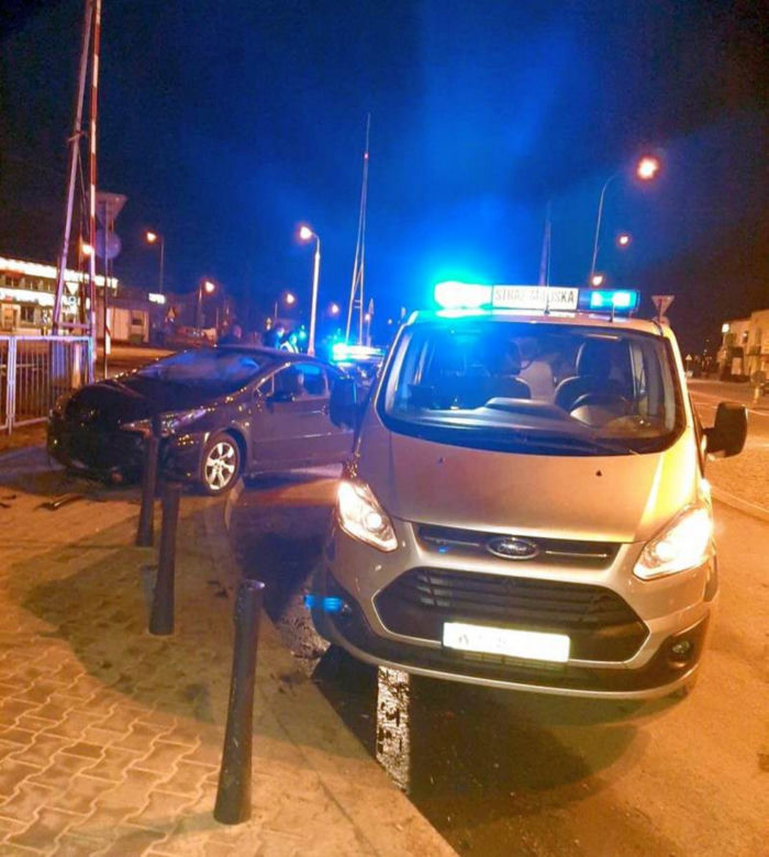 Pijany uczył piją jeździć samochodem. Drogowa demolka w Falenicy
