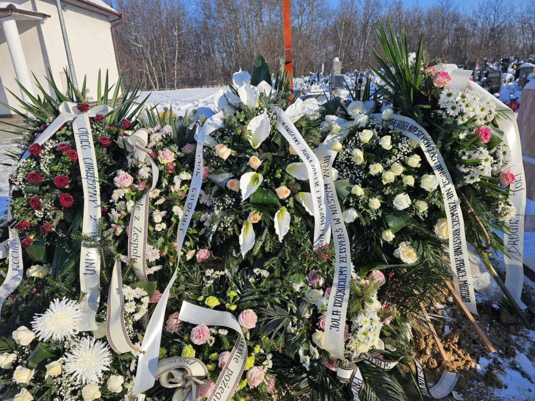 Grób młodziutkiej chórzystki Joli tonie w kwiatach