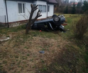 Samochód DACHOWAŁ tuż pod oknami domu w Tworkowej! To CUD, że nie było ofiar śmiertelnych