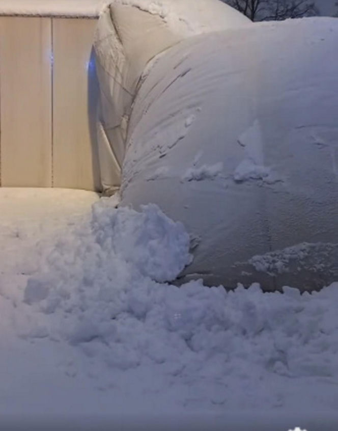 Na lodowisku zapadł się dach