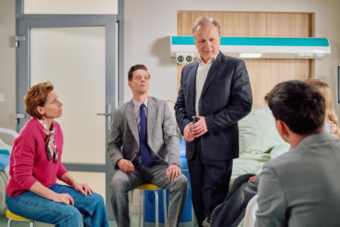 Na Wspólnej odc. 4239. Darek Żbik (Michał Mikołajczak), Andrzej Zakościelny (Dariusz Niebudek), Justyna Zakościelna (Magdalena Kacprzak), Tadek (Jakub Pruski), Marysia (Zuzanna Wieleba)