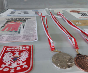 Sportowe pamiątki kaliszan na wystawie w bibliotece