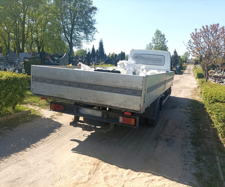 Tragiczny wypadek na cmentarzu w Iławie. Auto potrąciło 83-latka. Senior zmarł