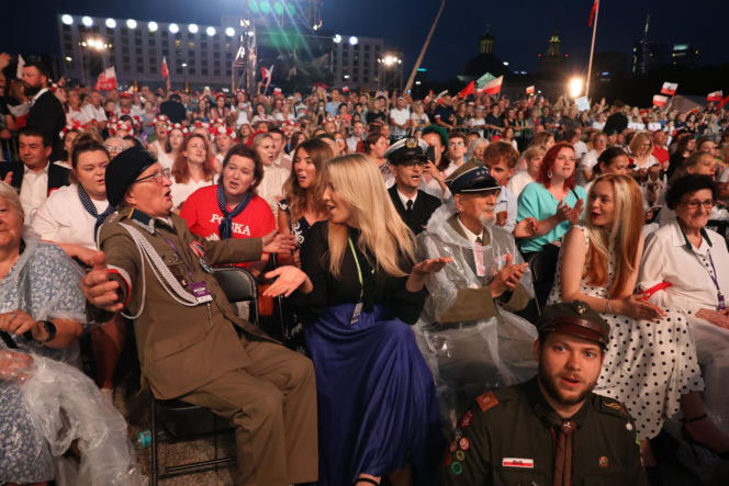 Rodzina Nawrockich śpiewa (nie)zakazane piosenki)