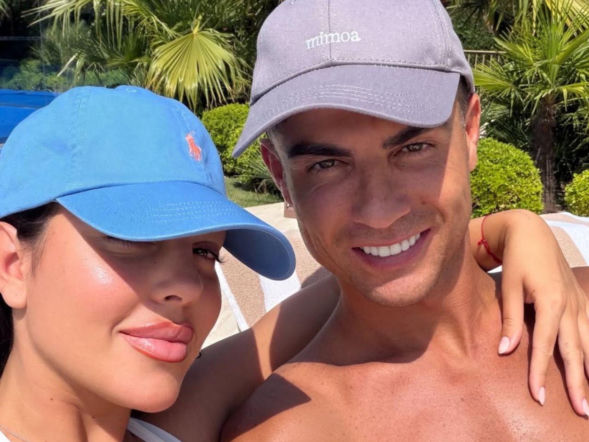 Biuściasta Georgina zajęła się Cristiano Ronaldo po klęsce na mundialu! Byczą się we dwoje