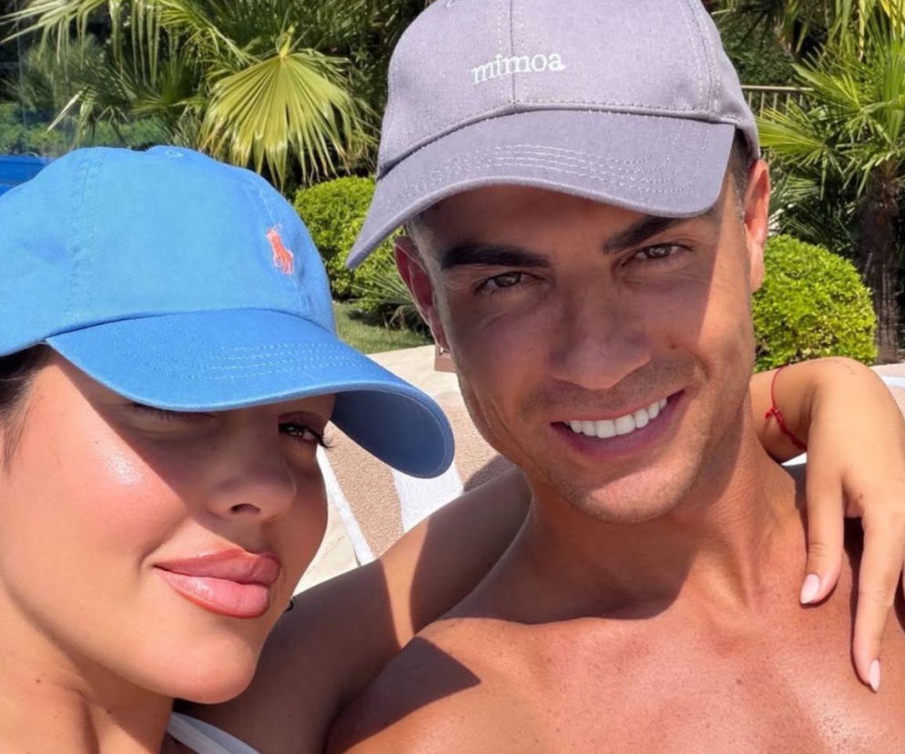 Uśmiechnięty Cristiano Ronaldo i Georgina Rodriguez w czapkach z daszkiem na wakacjach. O parze przeczytasz na SE.