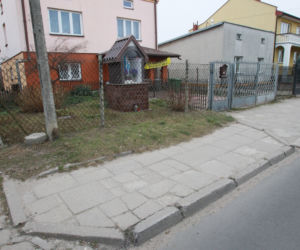 Dramat w Markach. Chodnik, po którym nie da się bezpiecznie chodzić