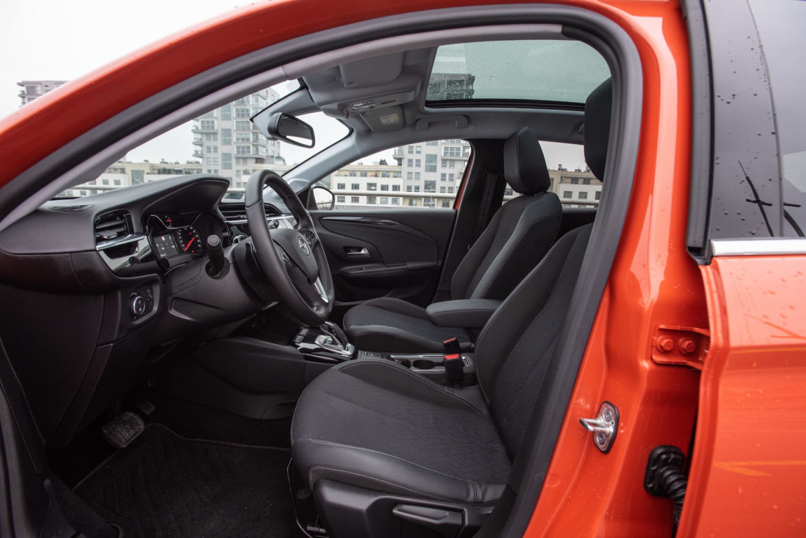 Peugeot 208 Allure vs Opel Corsa Elegance
