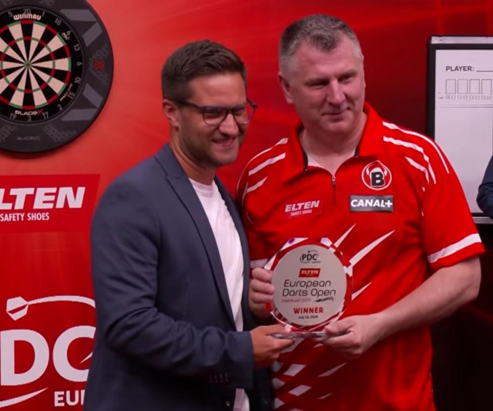 Krzysztof Ratajski odbiera statuetkę za zwycięstwo w European Darts Open. O sukcesie Polaka przeczytasz na SE.