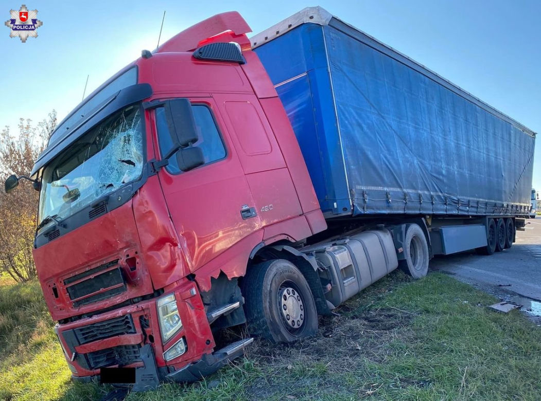 Lubelskie: Zderzenie busa i ciężarówki. Młody mężczyzna w ciężkim stanie trafił do szpitala