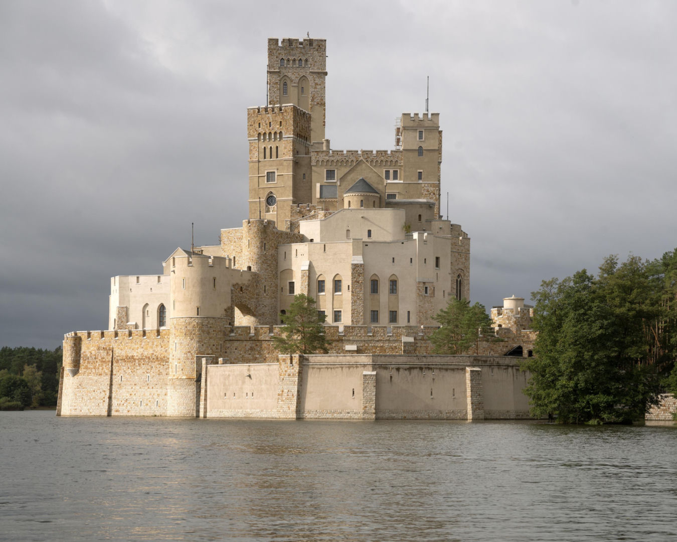 Ostatni zamek. Zamczystość polska: od Wawelu do Stobnicy