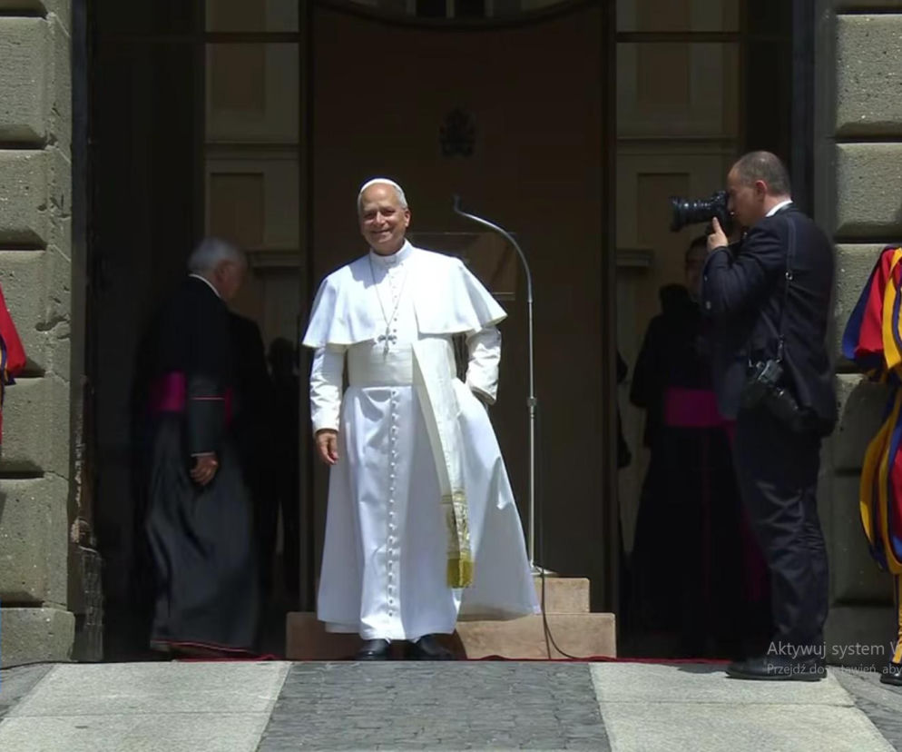 Uśmiechnięty papież Leon XIV w otoczeniu Gwardii Szwajcarskiej w Castel Gandolfo. O wizycie przeczytasz na Radioplus.
