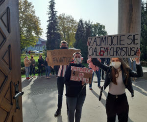 Protest pod kościołem św. Antoniego w Lesznie
