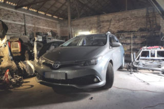W stodole rozbierali Toyoty kradzione na terenie Niemiec. Zatrzymani ojciec i syn