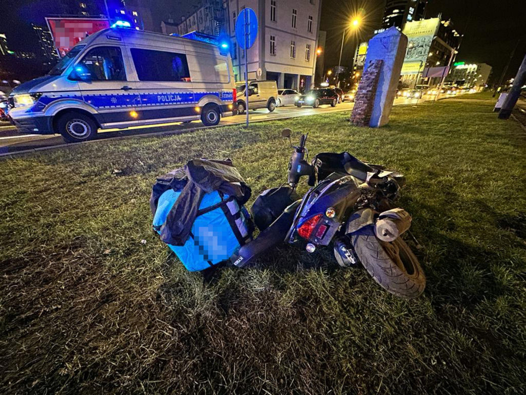 Wjechał skuterem w tramwaj! Poważny wypadek dostawcy jedzenia 