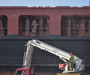 Pożar statku w Nowym Porcie w Gdańsku. Jednostka pływa pod banderą Cypru, a na jej pokładzie przebywało 25 członków załogi