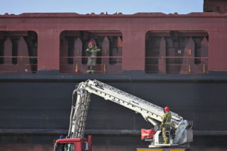 Pożar statku w Nowym Porcie w Gdańsku. Jednostka pływa pod banderą Cypru, a na jej pokładzie przebywało 25 członków załogi